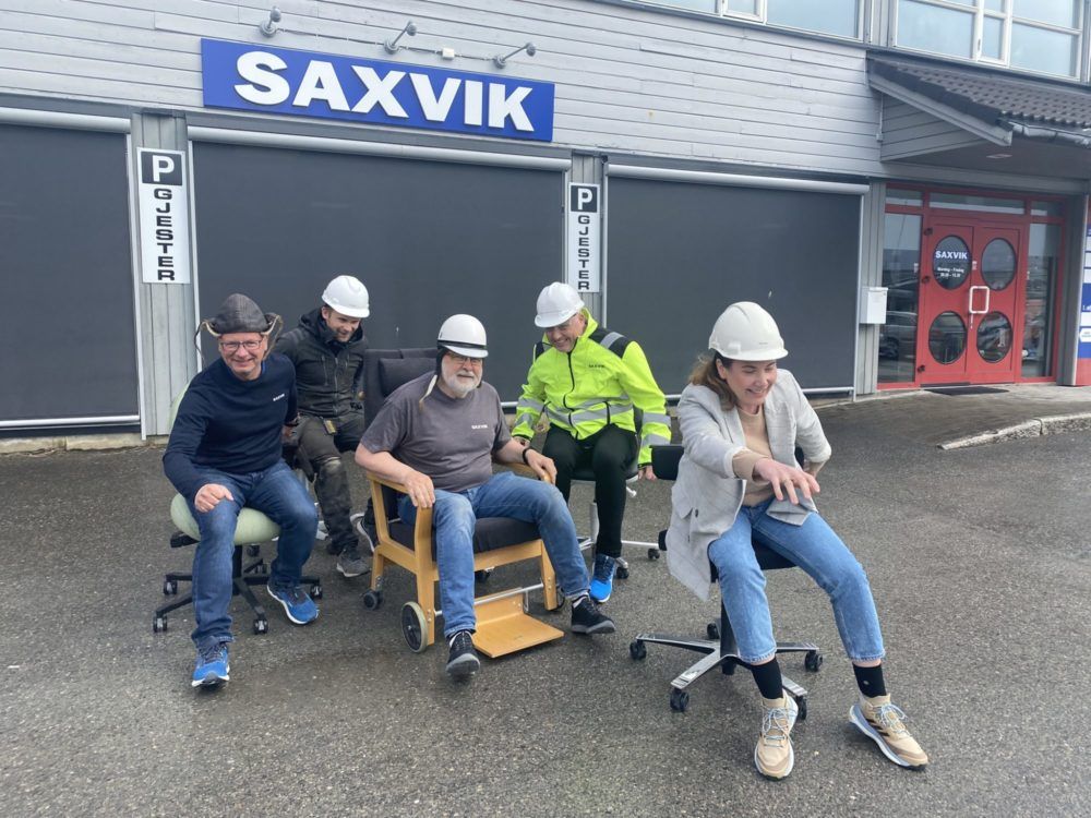 Gjengen på Saxvik prøvekjører kontorstolene før Steinkjerfestivalens Office chair race 2022