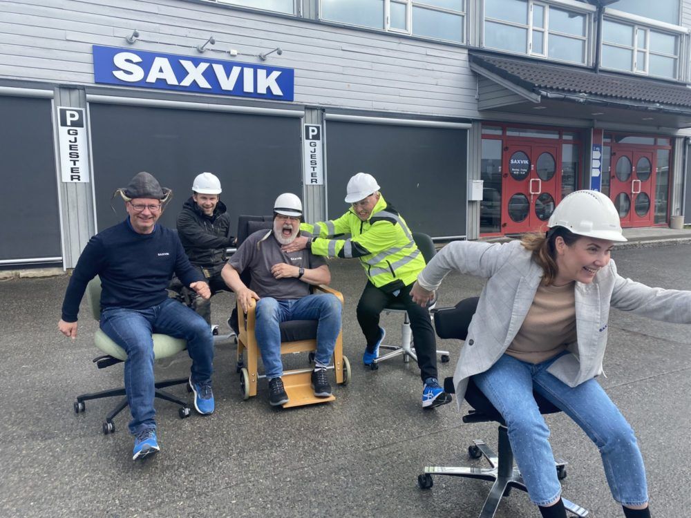 Skitne triks under oppvarmingen til årets Office chair race under Steinkjerfestivalen 2022. Saxvik kontorsenter er sponsor for gateløpet