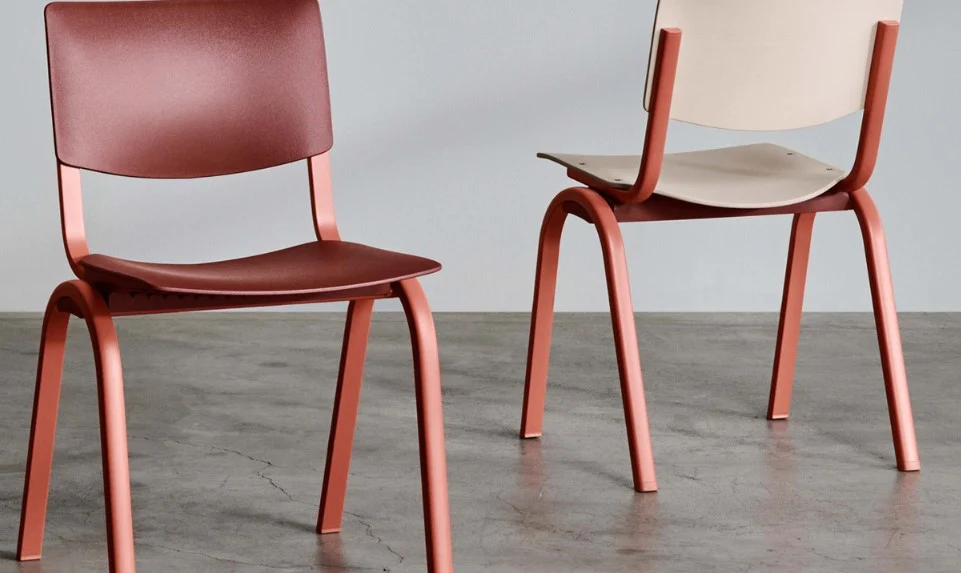 Rød og beige stol fra Håg.Perfekt til kantine, spiserom, fellesområder på skole.