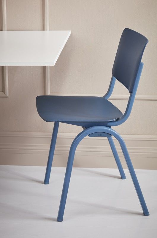 Elevstol i en nydelig blå farge. Passer til flere bruksområder på skole. 
