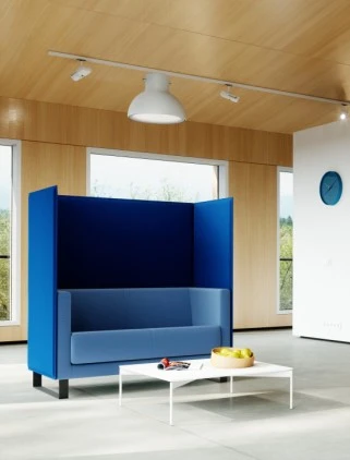 En leken og fleksibel sofa med lydabsorberende vegger som omslutter sofaen. Kampanjepris i mai og juni.