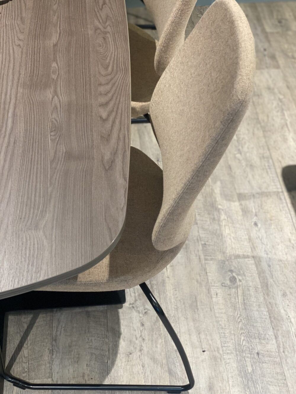 Møteromsbord og stoler på kontor hos Dampsaga Bad. Varig ullstoff i en beigetone og bord i laminat tre. Møbler levert av Saxvik.