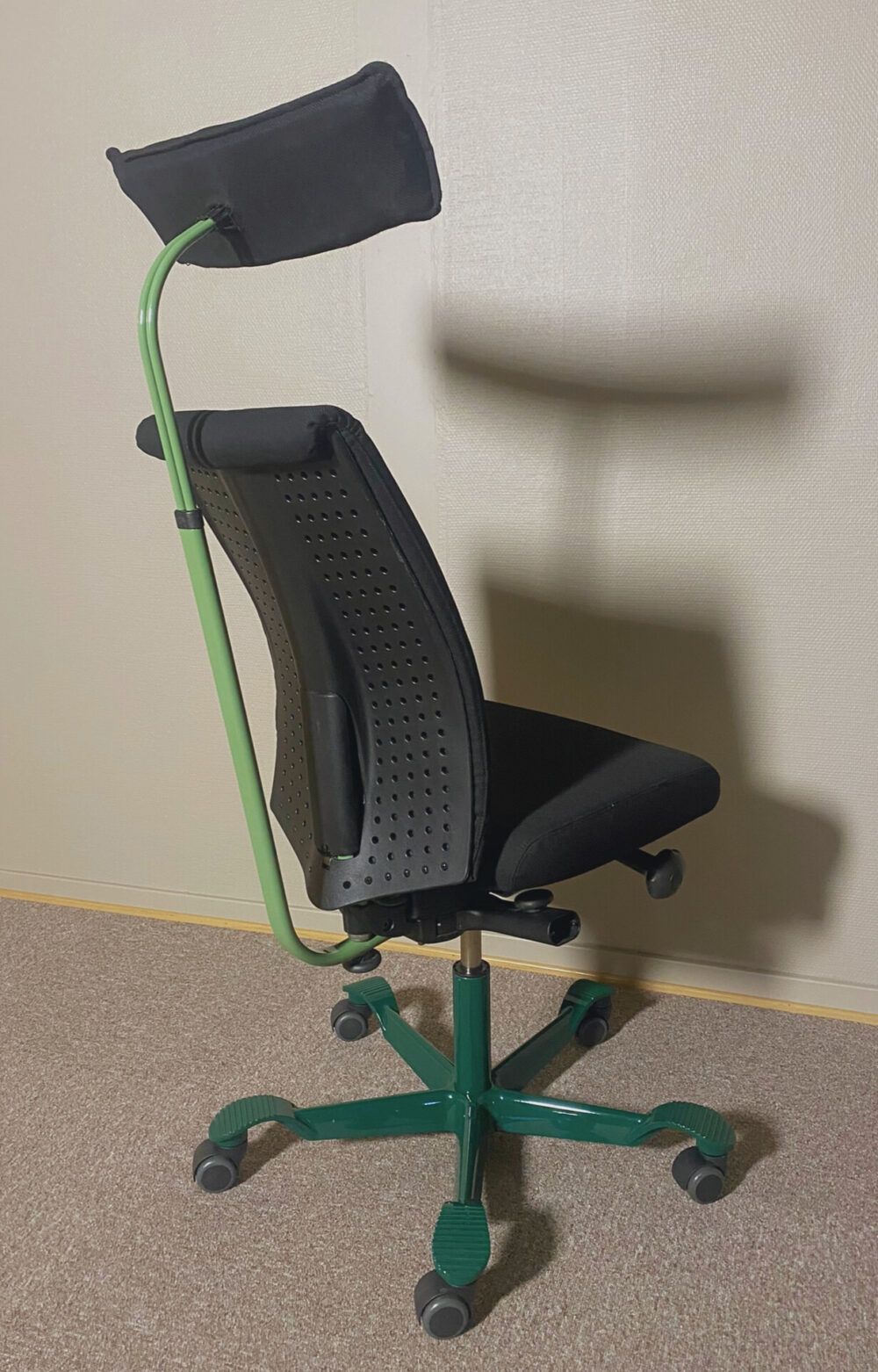 Etter bilde av kontorstol som er pusset opp. Nytt, svart trekk på sittedel og lakkert i to forskjellige grønnfarger på understell.