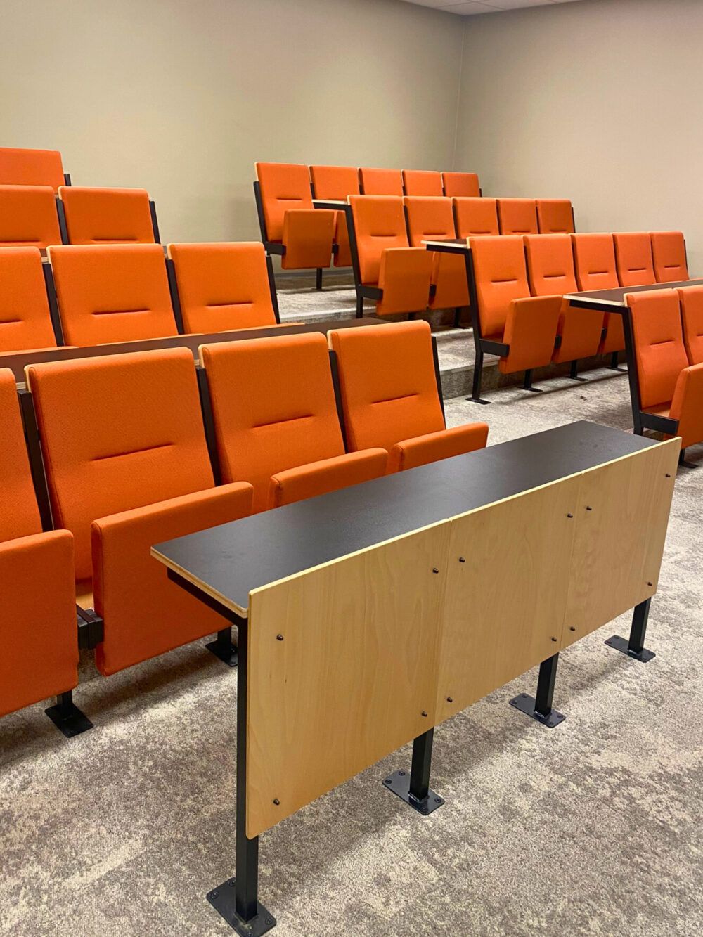 Møbler til auditorier finner du hos Saxvik kontorsenter. Oransje stoler preger rommet hos Ankomssenteret på Vipsenteret på Verdal, avd Aker