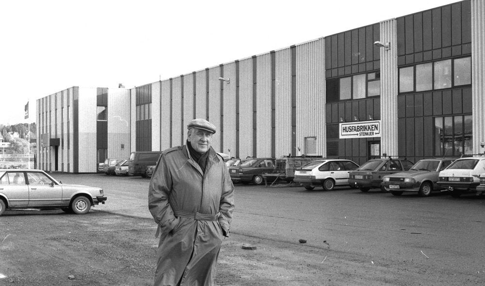 Torstein Saxvik avbildet foran fabrikkbygningen som rommet Selmers ferdighetsproduksjon i 1954